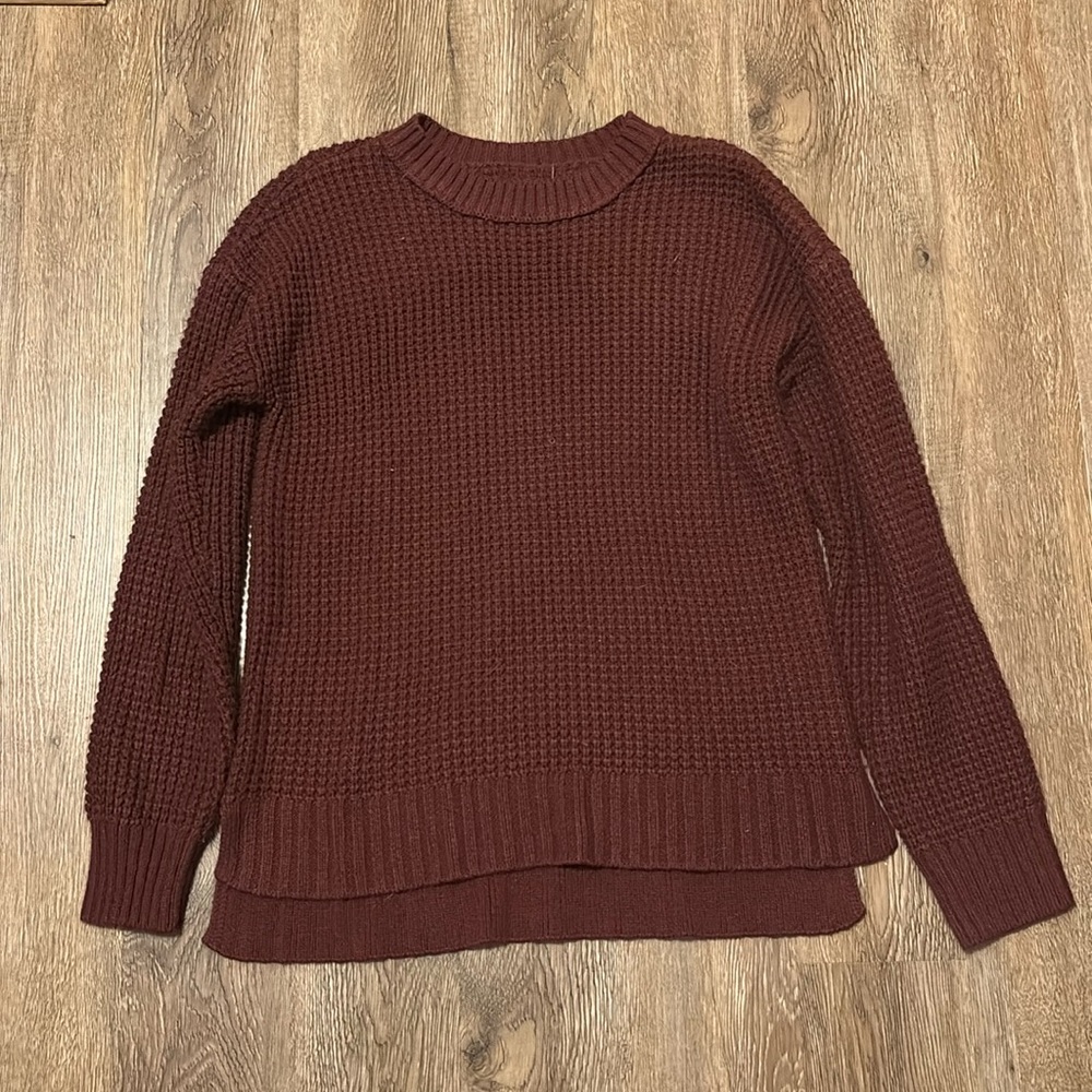 so maroon crewneck sweater